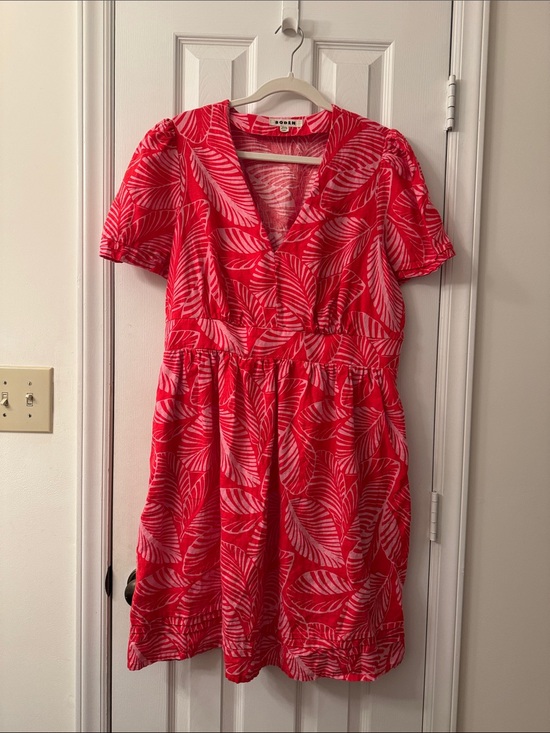 Boden Dresses & Skirts - Boden Pink Leaf-Print V-Neck Short-Sleeve Dress with pockets